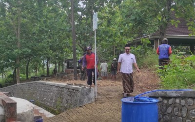 Pimpinan Pesantren meninjau Rabat Jalan Menuju Komplek Pemakaman Masyayikh